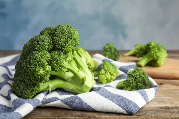 Brokoli Hijau Segar Meja Kayu Closeup Makanan Organik — Stok Foto