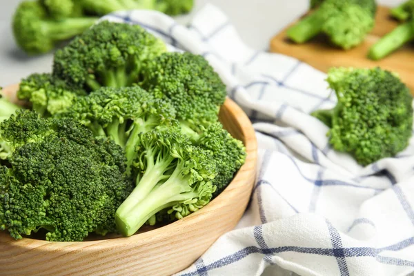 Fresh Green Broccoli Wooden Bowl Closeup Space Text — Stock Photo, Image