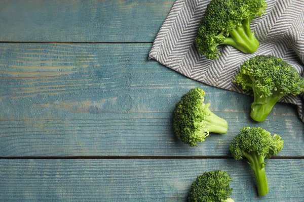 Brokoli Hijau Segar Meja Kayu Biru Berbaring Datar Ruang Untuk — Stok Foto