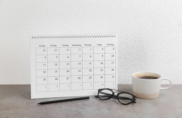 Kalender Gläser Bleistift Und Kaffeetasse Auf Grauem Steintisch — Stockfoto
