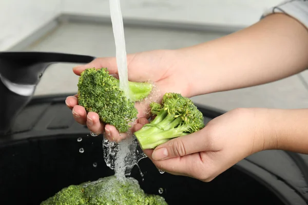 Femeie Care Spală Broccoli Proaspăt Verde Chiuvetă Bucătărie Closeup — Fotografie, imagine de stoc
