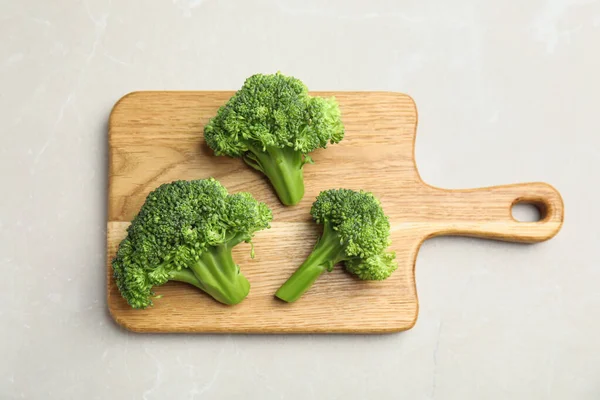 Brokoli Hijau Segar Meja Marmer Terang Tampilan Atas — Stok Foto