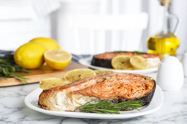 白色大理石桌上的红鱼味道鲜美 — 图库照片