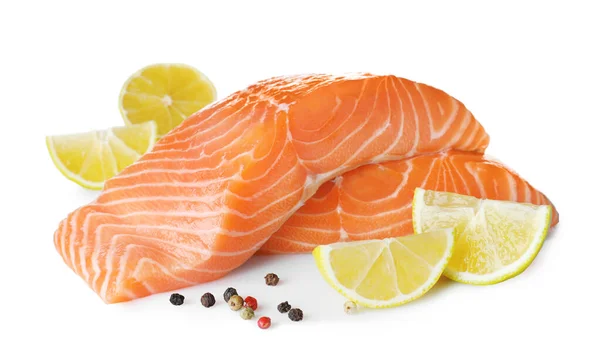 Čerstvý syrový losos s pepřem, citrónem a citrónem na bílém pozadí — Stock fotografie