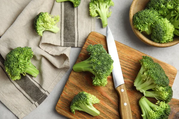 Brokoli Hijau Segar Atas Meja Terang Berbaring Rata — Stok Foto