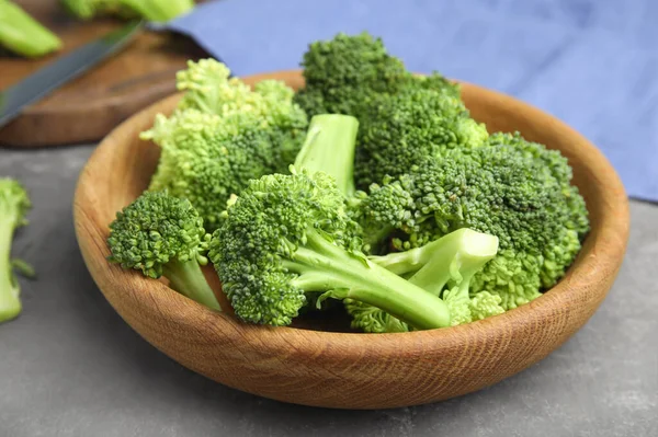 Brokoli Hijau Segar Dalam Mangkuk Kayu Meja Abu Abu Closeup — Stok Foto