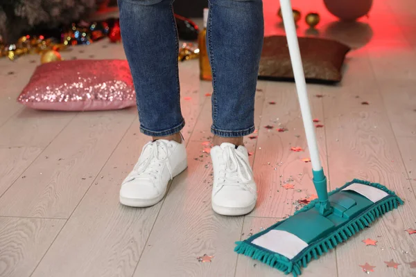 Hombre Con Fregona Limpieza Habitación Desordenada Después Fiesta Año Nuevo — Foto de Stock