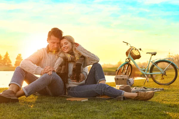 Glückliches Junges Paar Beim Gemeinsamen Picknick Freien — Stockfoto