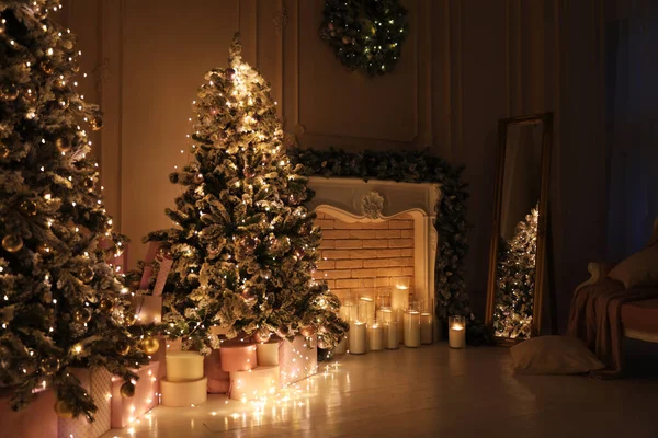 Interior Habitación Festiva Con Hermosos Árboles Navidad —  Fotos de Stock