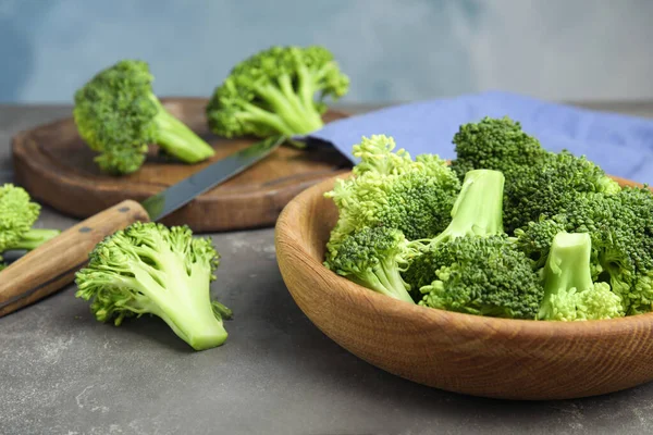 Brokoli Hijau Segar Dalam Mangkuk Kayu Meja Abu Abu — Stok Foto