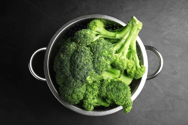 Brokoli Hijau Segar Dalam Colander Atas Meja Hitam Top View — Stok Foto
