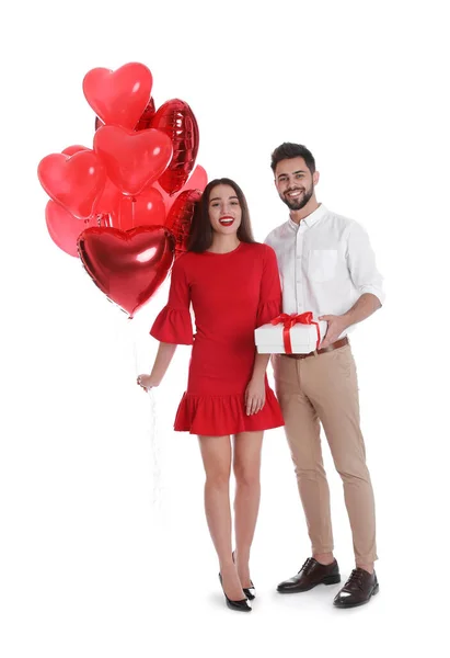 Glückliches Junges Paar Mit Geschenkbox Und Herzförmigen Luftballons Auf Weißem — Stockfoto