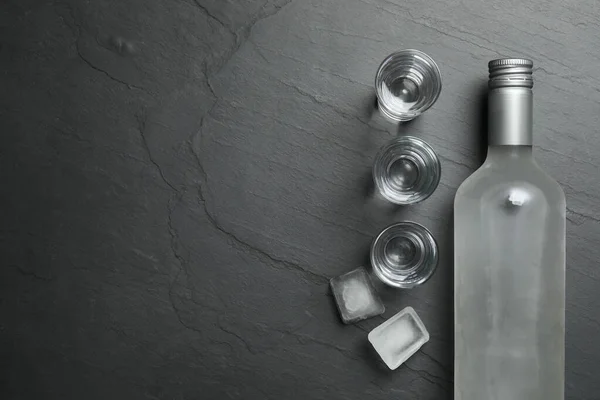 Vodka Ruso Frío Sobre Mesa Negra Tendido Plano Espacio Para —  Fotos de Stock