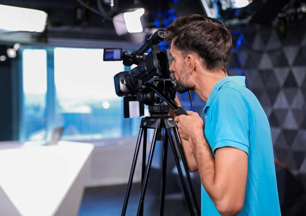 Professionell Videokamera Operatör Som Arbetar Studio — Stockfoto