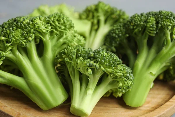 Brokoli Hijau Segar Papan Kayu Closeup — Stok Foto
