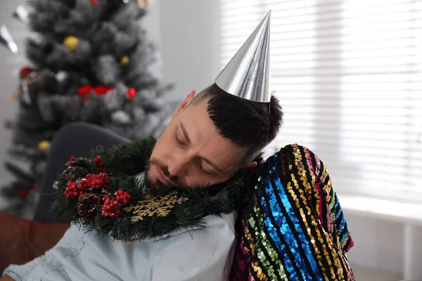 Пьяный Мужчина Праздничной Кепке Венке Спит Комнате После Новогодней Вечеринки — стоковое фото