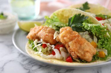 Masada servis edilen lezzetli balıklı taco.