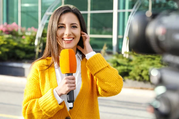 Jeune Journaliste Avec Microphone Travaillant Dans Rue Ville — Photo