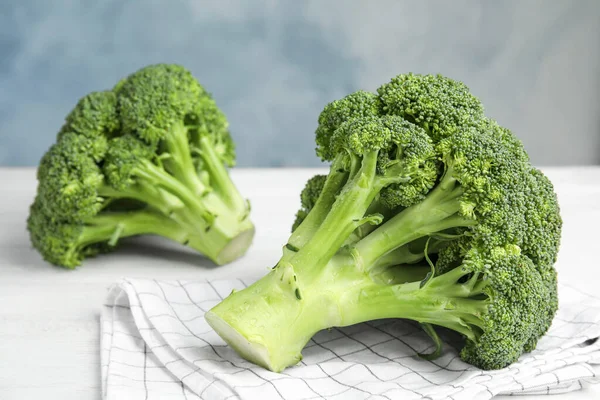 Brokoli Hijau Segar Meja Kayu Putih Closeup — Stok Foto