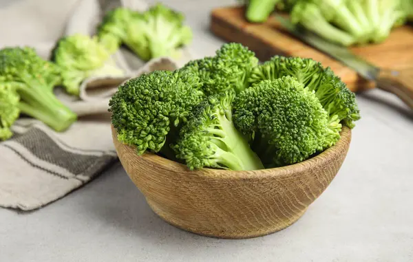 Brokoli Hijau Segar Dalam Mangkuk Kayu Atas Meja Cahaya — Stok Foto