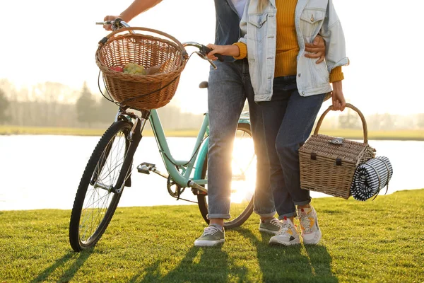 Casal Jovem Com Bicicleta Cesta Piquenique Perto Lago Dia Ensolarado — Fotografia de Stock