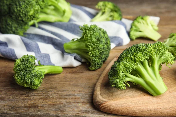 Broccoli Proaspăt Verde Masă Lemn Alimente Ecologice — Fotografie, imagine de stoc