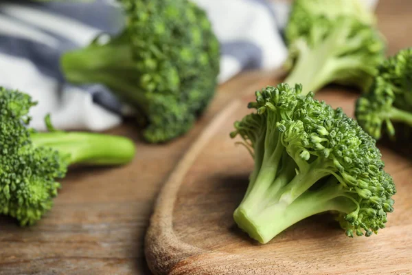 Brokoli Hijau Segar Meja Kayu Closeup Makanan Organik — Stok Foto