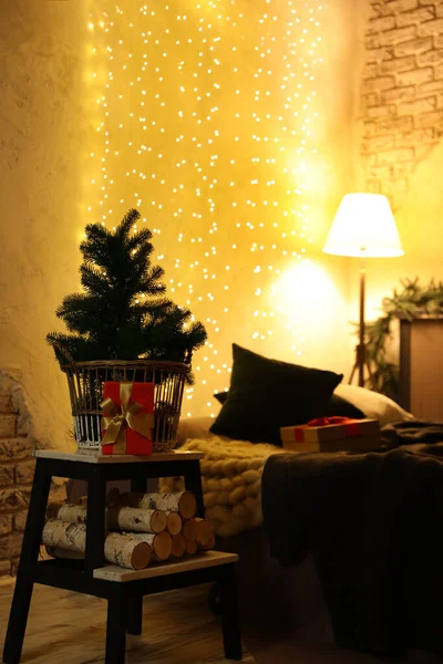 Bradul Mic Cadoul Crăciun Interiorul Camerei Festive — Fotografie, imagine de stoc