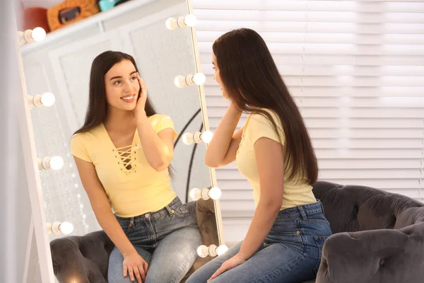 Красивая Девушка Смотрит Себя Большое Зеркало Помещении — стоковое фото