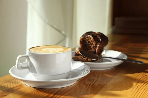 Kopje Verse Aromatische Koffie Cupcake Aan Tafel Café — Stockfoto