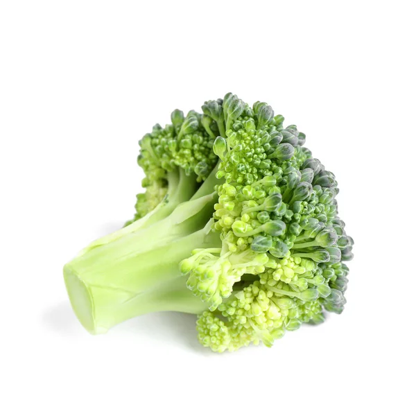 Färsk grön rå broccoli på vit bakgrund — Stockfoto