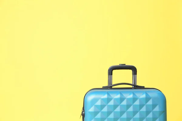 Elegante valigia blu su sfondo giallo. Spazio per testo — Foto Stock