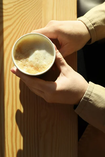 Wanita Dengan Secangkir Kopi Aromatik Segar Meja Kafe — Stok Foto