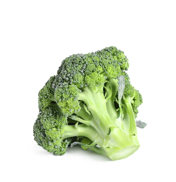 Färsk grön rå broccoli på vit bakgrund — Stockfoto