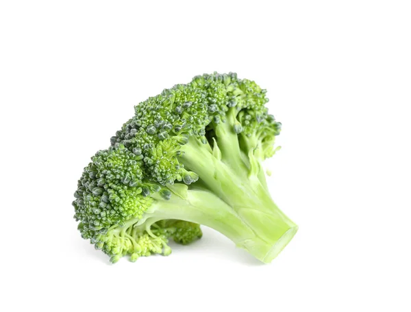 Świeże zielone surowe brokuły na białym tle — Zdjęcie stockowe