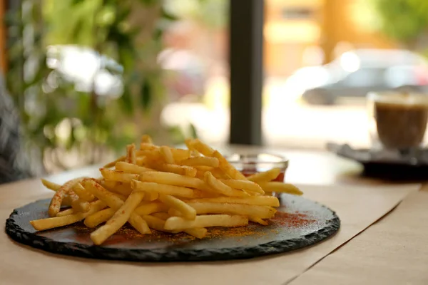 Deliciosas Batatas Fritas Quentes Com Molho Vermelho Servido Mesa — Fotografia de Stock