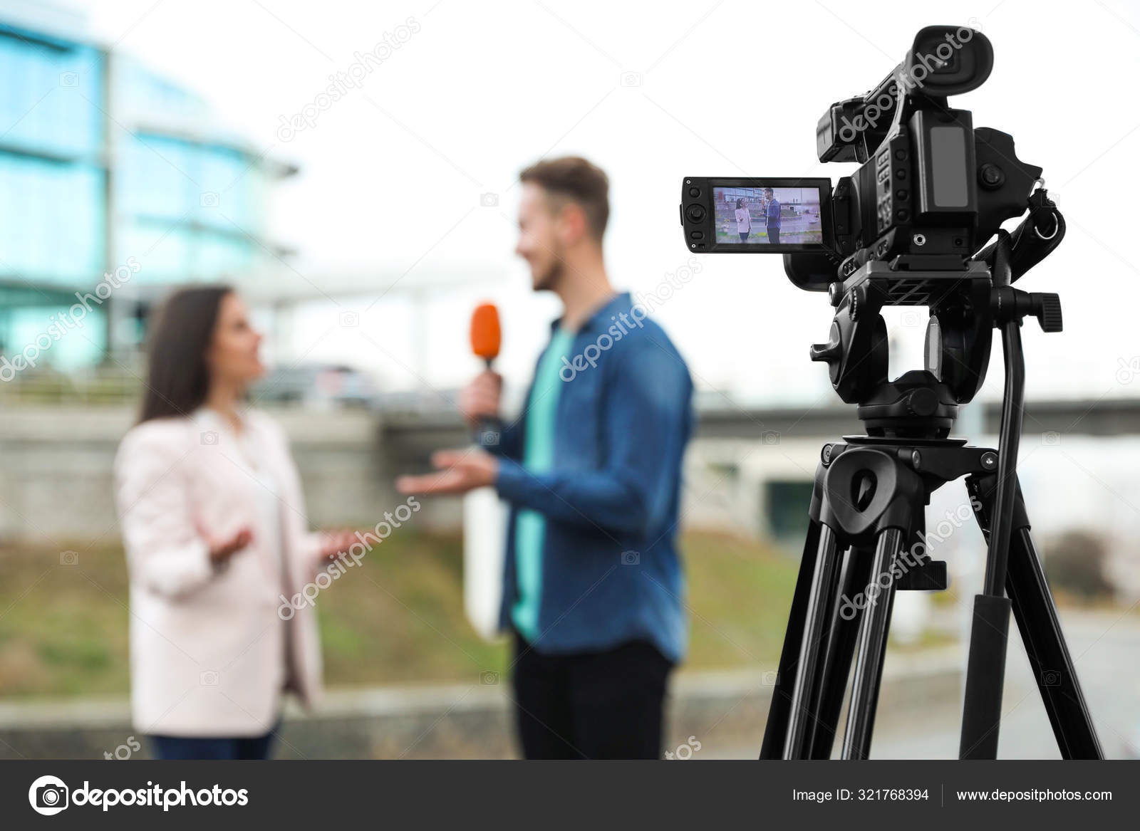 Интервью. Женщина дает интервью. Интервьюер и респондент. Как называют человека у которого берут интервью. Как называют человека у которого берут интервью.