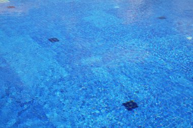 Güneşli bir günde temiz suyla açık yüzme havuzu