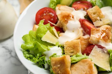 Sofrada tavuklu leziz Sezar salatası, yakın plan.