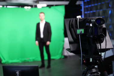 Stüdyoda çalışan sunucu, video kameraya odaklan