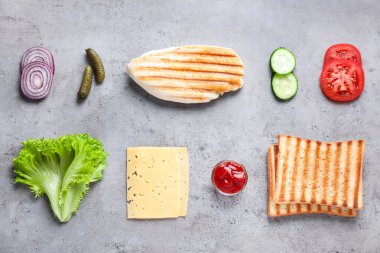 Açık gri arka planda lezzetli sandviçler için taze malzemeler.
