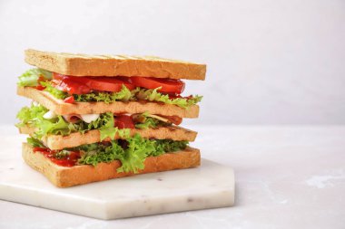 Loş masada servis edilen lezzetli sandviç, metin için yer.