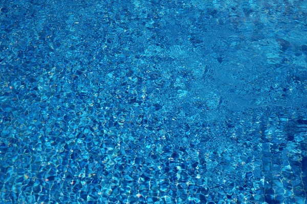 Відкритий басейн з чистою водою в сонячний день — стокове фото
