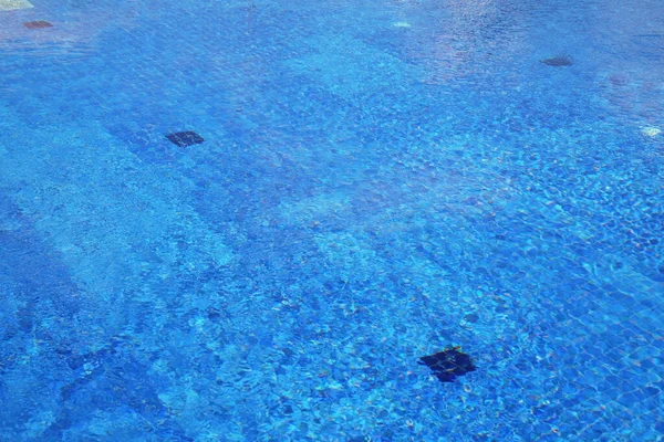 Freibad mit klarem Wasser an sonnigen Tagen — Stockfoto