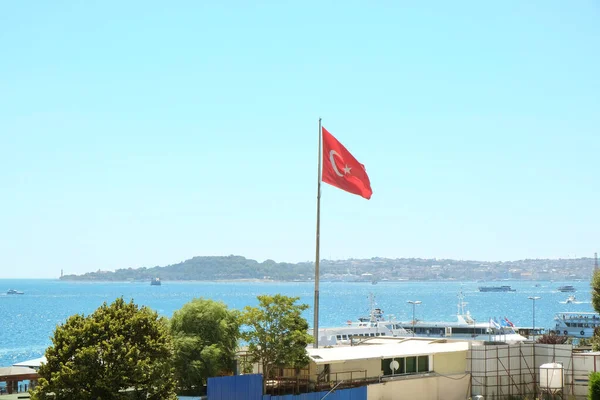 Istanbul, Turecko - 29. července 2019: Turecká vlajka v hotelu Bosph — Stock fotografie