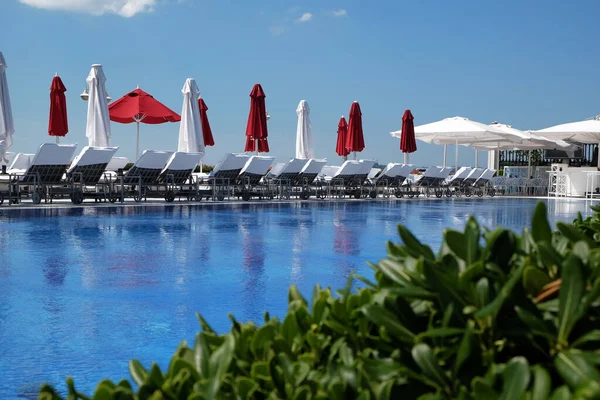 Openlucht zwembad op zee resort op zonnige dag — Stockfoto