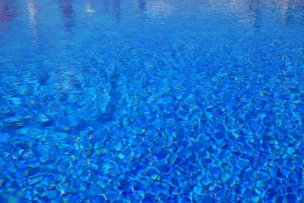 Freibad mit klarem Wasser an sonnigen Tagen — Stockfoto