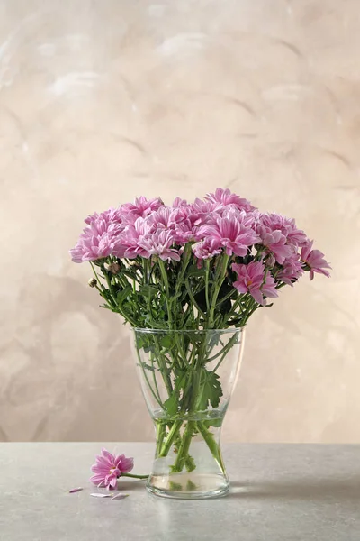 桌上玻璃花瓶里的菊花真漂亮 — 图库照片