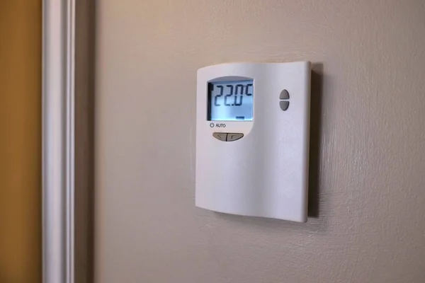 Dispositivo de control de aire acondicionado en la pared interior — Foto de Stock