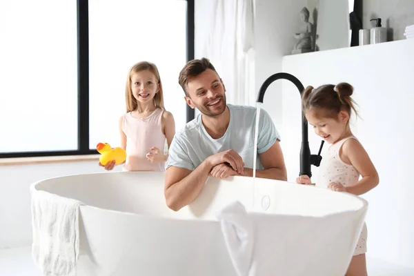 Giovane Padre Con Figlie Bagno — Foto Stock